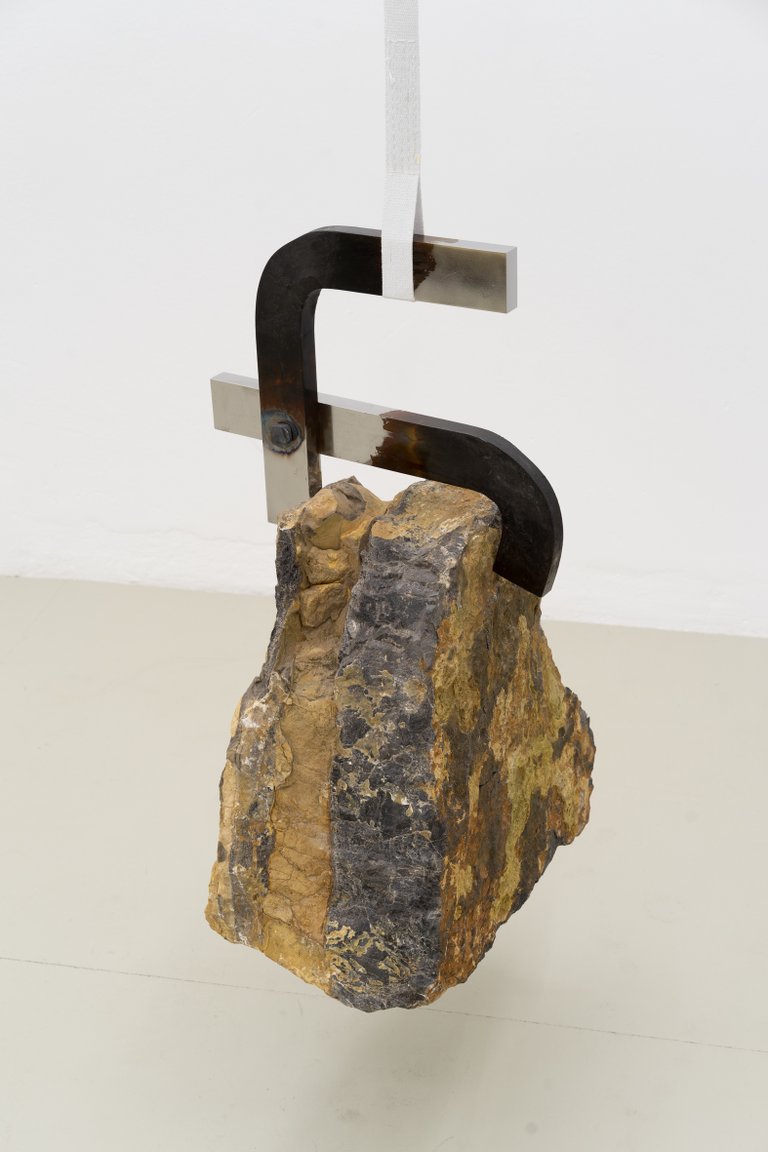 Abschied von der Erde (Schwarz) by Nino Maaskola, 2023, steel, linseed oil, black stone, sling