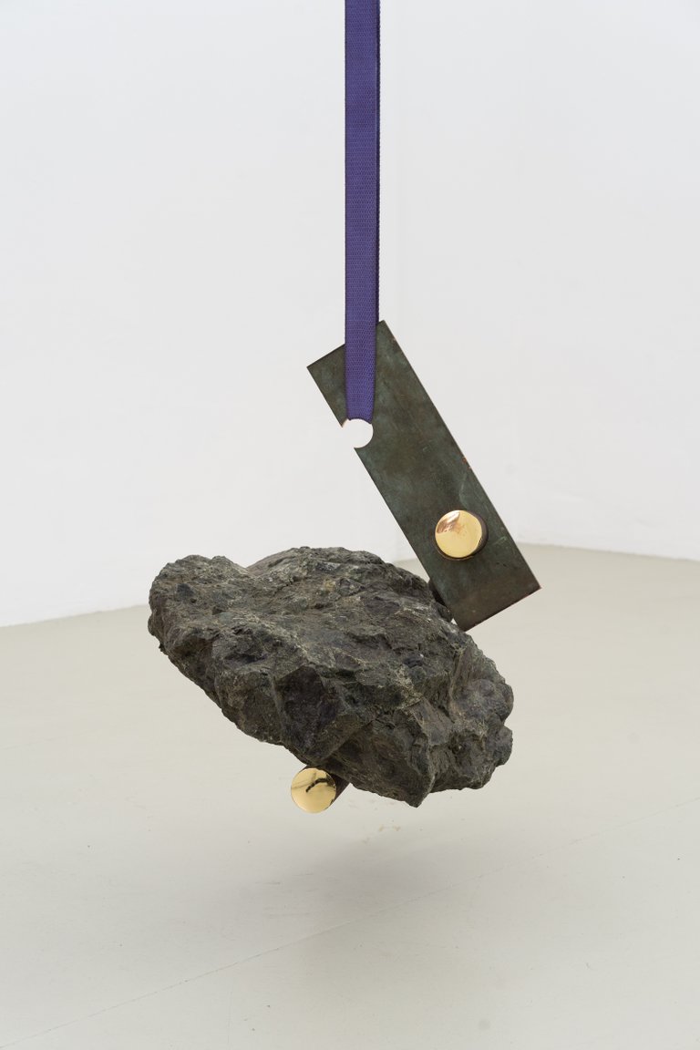 Abschied von der Erde (Grün) by Nino Maaskola, 2022, brass, copper, green stone, sling