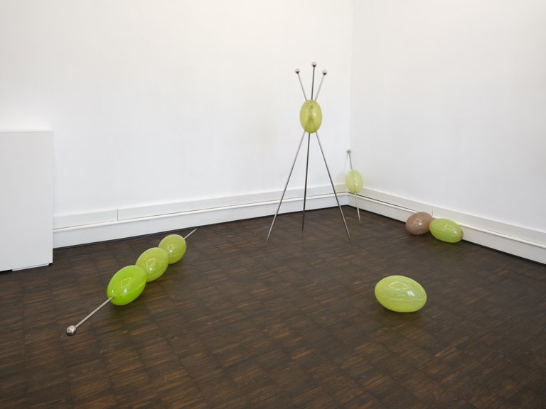 Ohne Essen und Trinken ist die Liebe kalt (without food and drink, love is cold) 1 by Alissa Ritter, 2025, stainless steel and tinted fibreglass