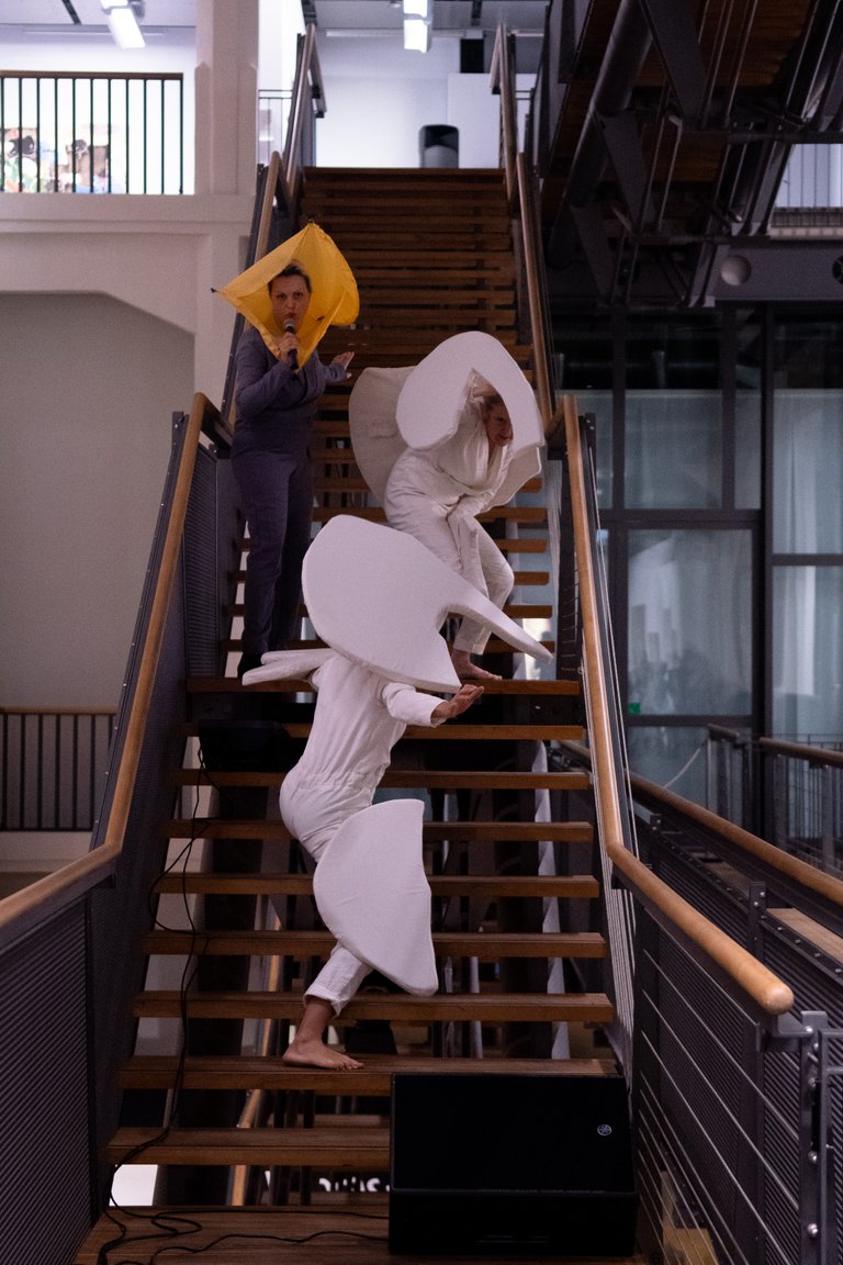Bewegte Teile (Oenothera) by Johanna Wagner, 2022, Performers: Klaut, Charlotte Bell; photos: Xavier Kat