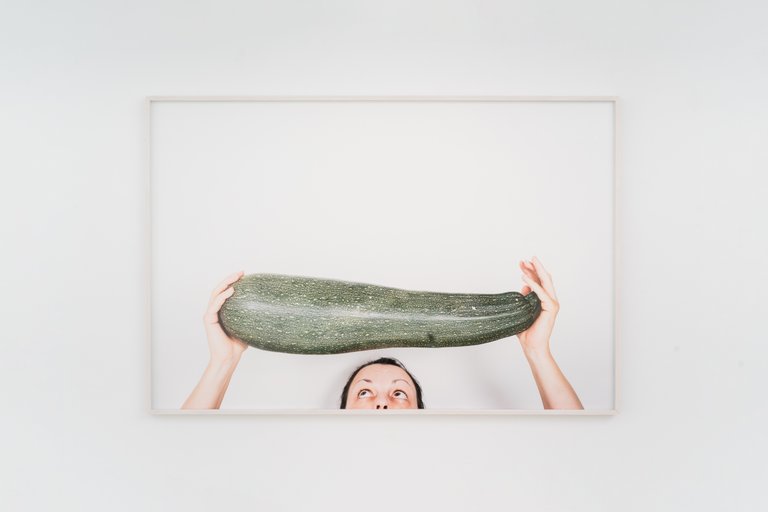 Zucchini (Kopfstück) by Johanna Wagner, 2025, print on Hahnemühle Baryta, artist frame