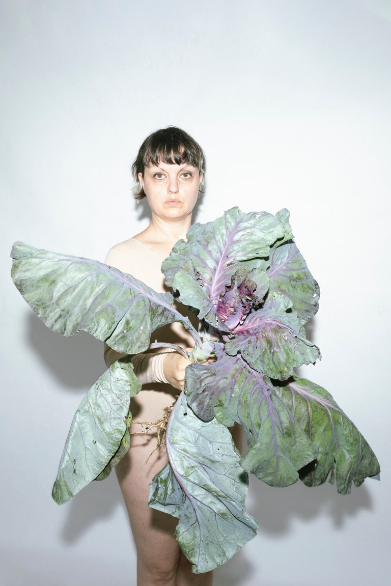 Blauer Spitzkohl (Kniestück) by Johanna Wagner, 2024, digital print